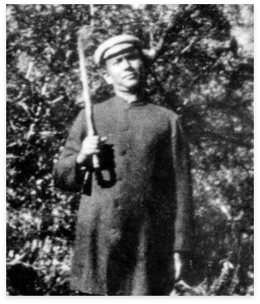 Swami-Turiyananda-with-walking-stick